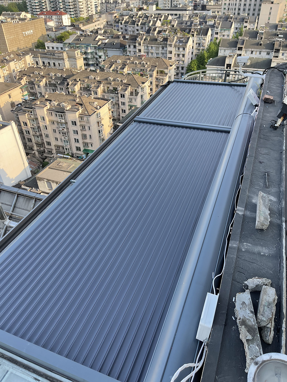 杭州某小區露臺陽光房電動鋁合金天幕案例4