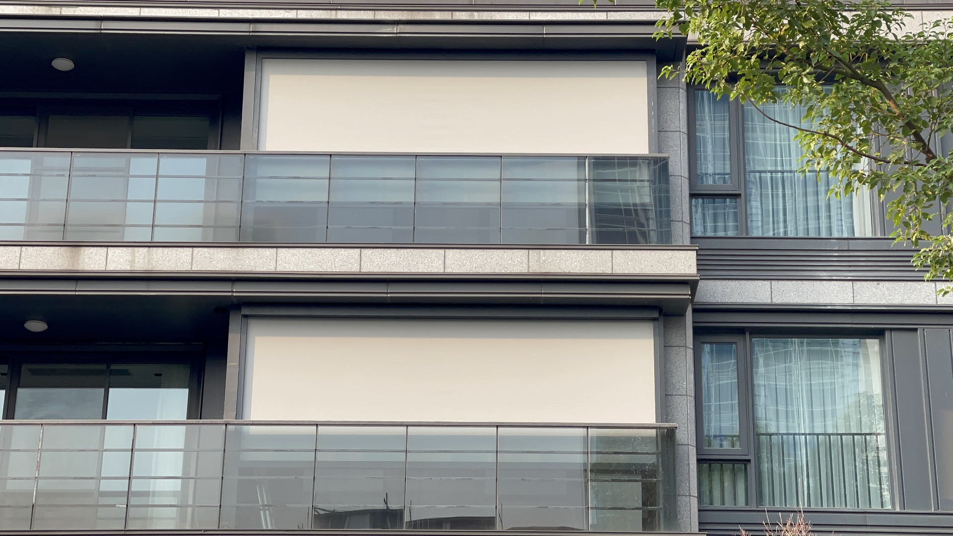 陽臺防風卷簾關閉狀態（ 面料開孔率5%）